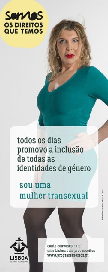 Uma mulher com um vestido verde e collants pretos posa com confiança. O texto diz "todos os dias promovem a inclusão de todas as identidades de gênero, combatendo o preconceito. Sou uma mulher trans." O logótipo indica o envolvimento da Câmara Municipal de Lisboa.