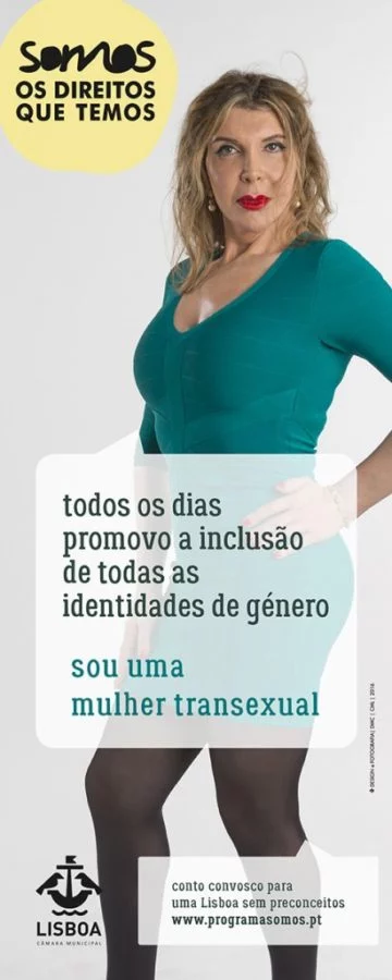 Uma mulher com um vestido verde e collants pretos posa com confiança. O texto diz "todos os dias promovem a inclusão de todas as identidades de gênero, combatendo o preconceito. Sou uma mulher trans." O logótipo indica o envolvimento da Câmara Municipal de Lisboa.