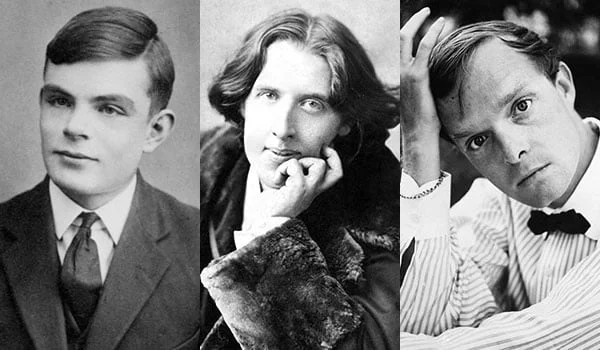 Três retratos a preto e branco de importantes personalidades gays na história. O primeiro usa um fato, o segundo tem cabelo pelos ombros e um casaco com gola de pele, e o terceiro veste uma camisa às riscas e uma gravata borboleta, com a mão na cabeça.