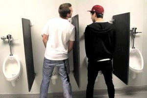 A comparação entre tamanhos é comum entre as partes masculinas dos Casais Swingers.