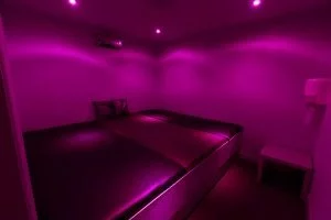 Quarto escuro em clube Liberal de Swingers ou Sauna Gay. Serve para práticas de sexo em grupo