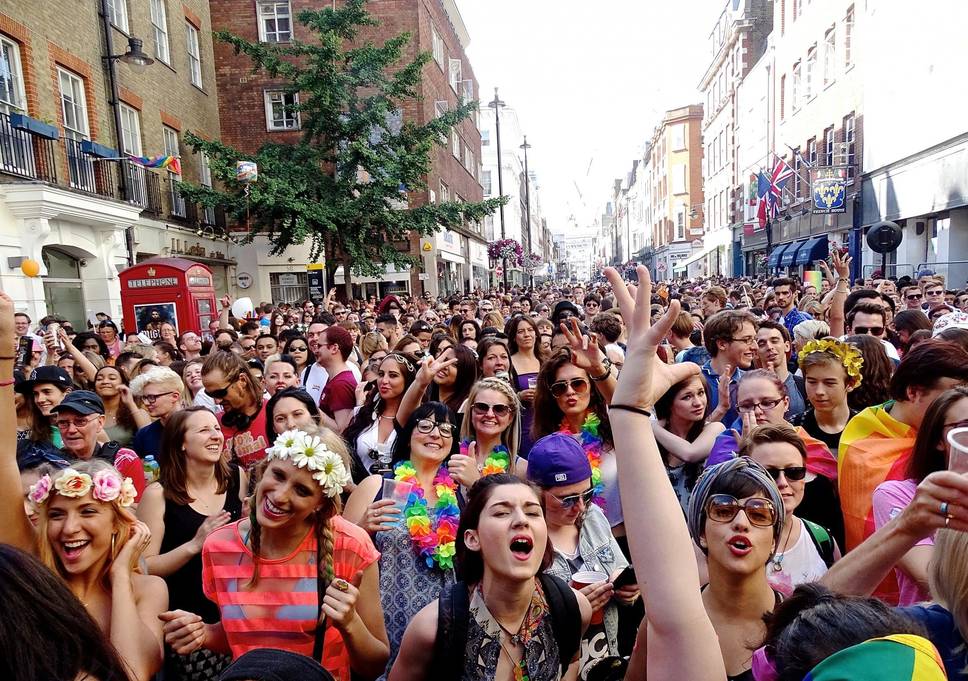 Um festival Gay Pride 2017 na cidade de Londres. Uma atitude aberta, divertida e com álcool à medida!