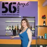 Kiki Pais de Sousa orgulhosa em frente ao bar da SaunApolo56