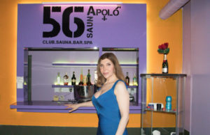 Kiki Pais de Sousa orgulhosa em frente ao bar da SaunApolo56