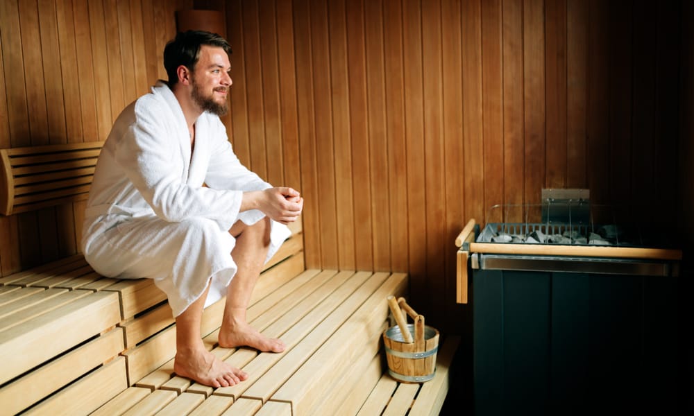 Homem dentro da sauna seca