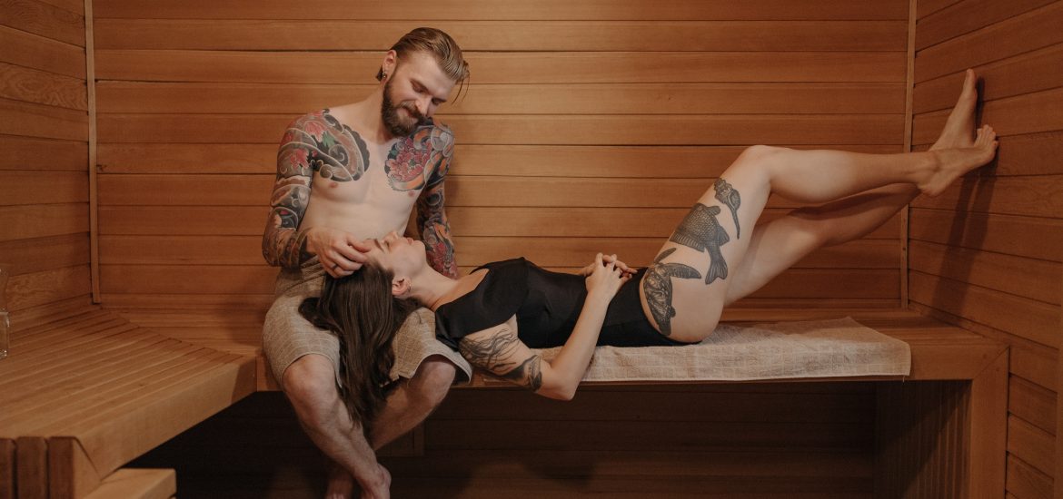 Um casal na sauna liberal , mista e naturista