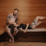 Um casal na sauna liberal , mista e naturista