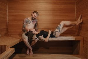Um casal na sauna liberal , mista e naturista