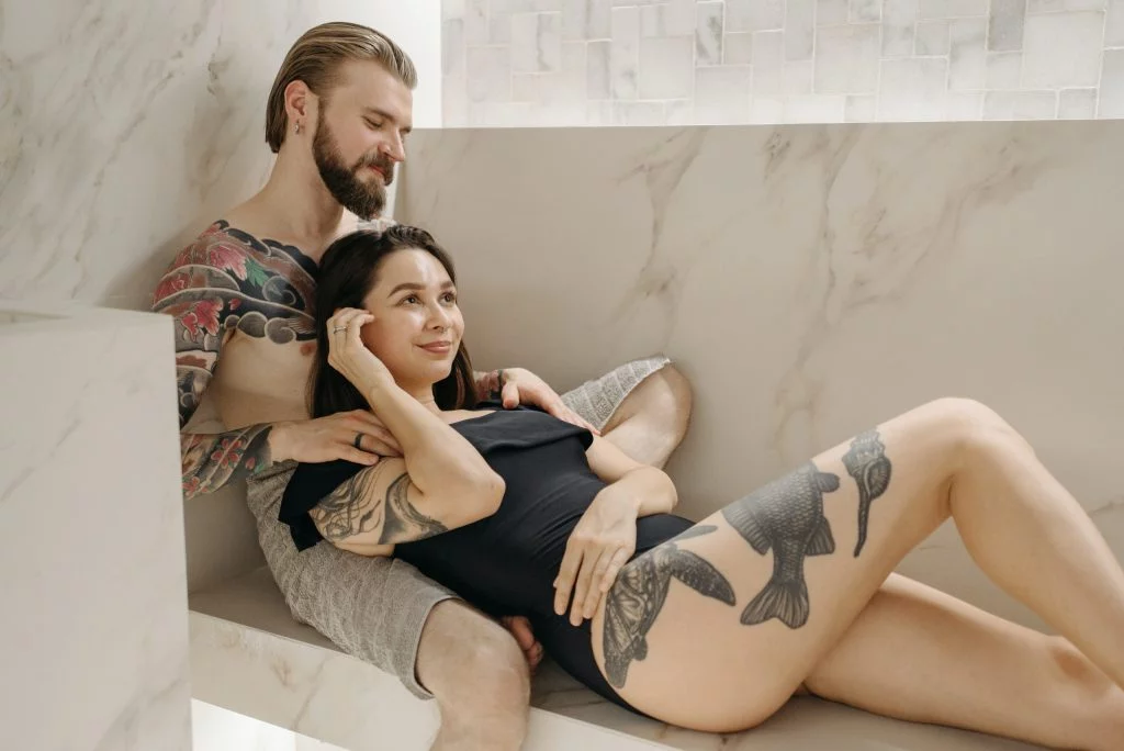 Um casal dentro de uma sauna naturista