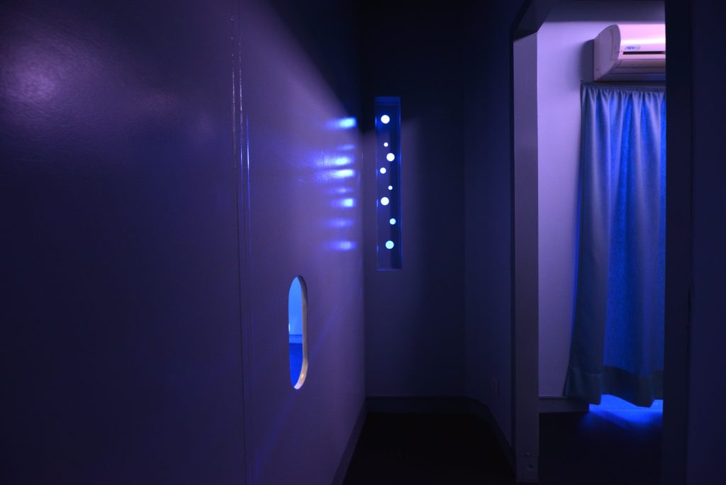 Recanto dentro da SaunApolo 56 com alguns gloryhole e buracos de voyeurismo. 