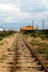 Comboio Transpraia que levava os nudistas à Praia 19 na Costa de Caparica
