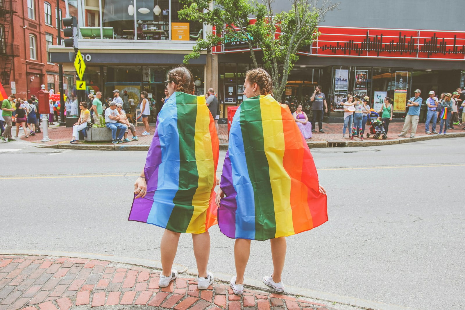 Duas pessoas numa celebracao e evento LGBTI Duas pessoas numa celebracao e evento LGBTI