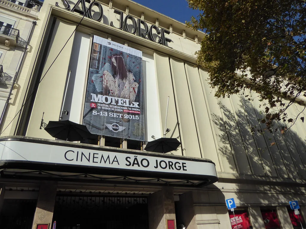 Cinema São Jorge, com um cartaz do festival MOTELx, realizado de 8 a 13 de setembro de 2015.