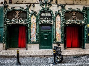 Fachada da entrada do Animatógrafo do Rossio, conhecido pelos peep shows e cabines privadas de filmes pornográficos.