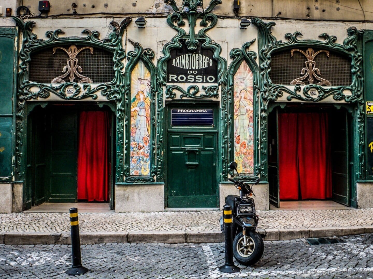 Fachada da entrada do Animatógrafo do Rossio, conhecido pelos peep shows e cabines privadas de filmes pornográficos.