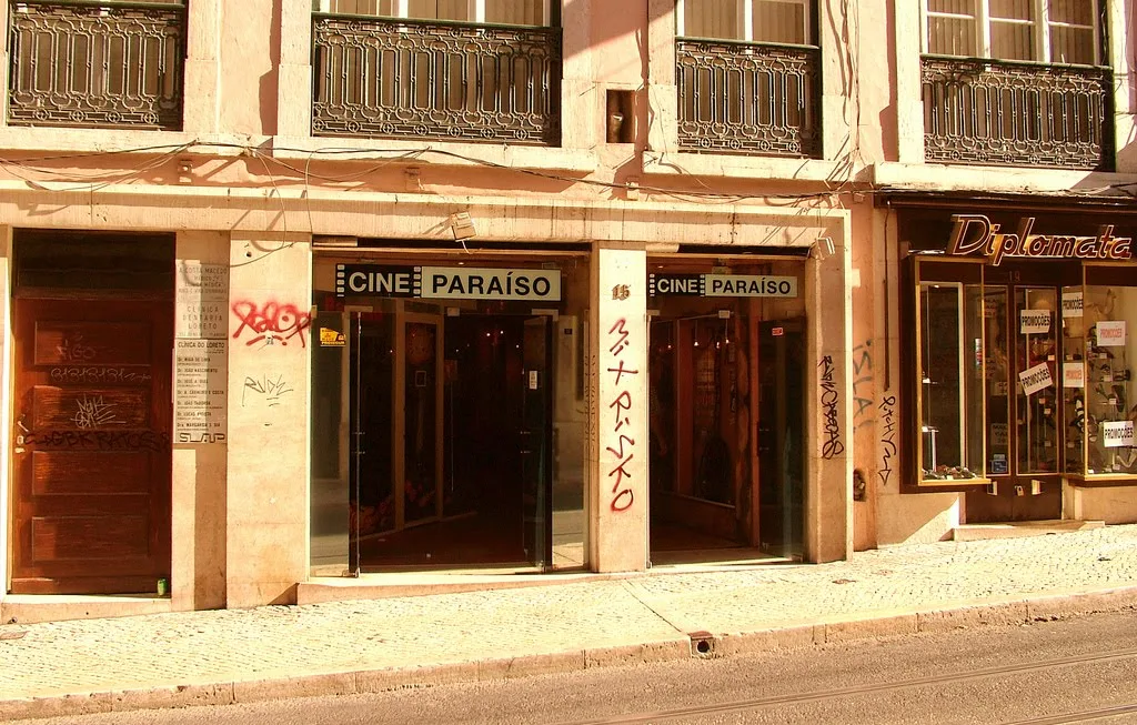 Entrada do Cine Paraíso em Lisboa na altura em que era sala de cinema pornográfico