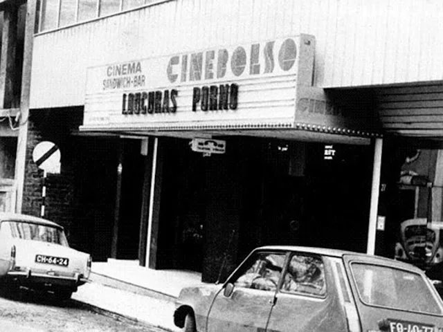 Fotografia a preto e branco do cinema Cine Bolso com uma fachada onde se lê "Loucura Pornô" . Ano de 1977.