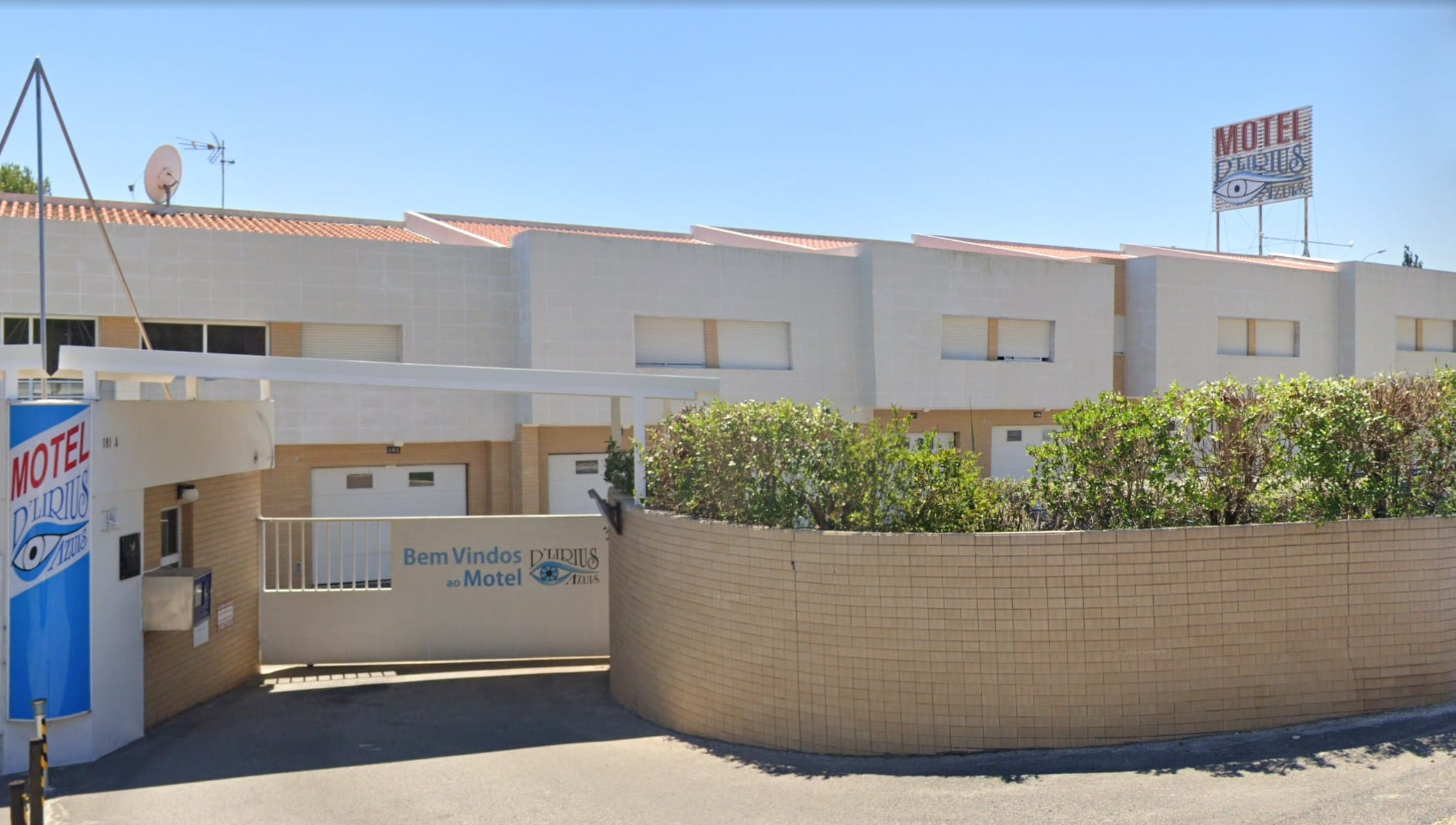 Entrada do Motel D Lirius azuis na IC19 em Lisboa