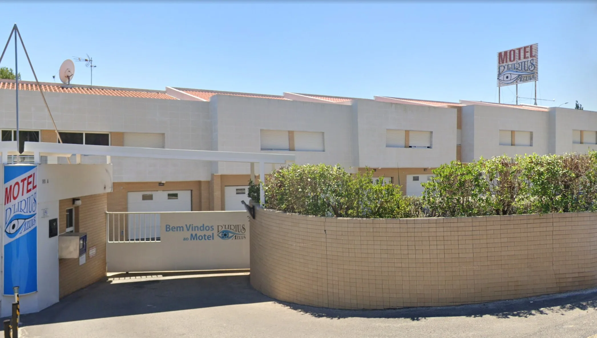 Entrada do Motel D Lirius azuis na IC19 em Lisboa