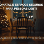 Uma sala pouco iluminada com árvore de Natal, mesa decorada e cadeira vazia; texto aborda Natal e espaços seguros LGBTI.